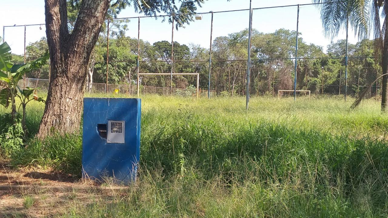 Foto 20 de 21 — Mato toma conta de praça no Maria Luiza; Prefeitura não tem prazo para zeladoria no bairro